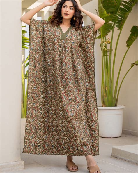 How to stay stylish this season with FEATHERS CLOSET