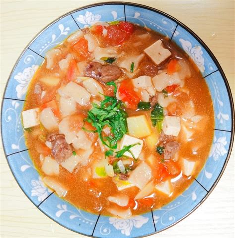 番茄肥牛土豆汤，连汤带菜的家常菜，酸爽开胃，超适合秋冬吃_西红柿