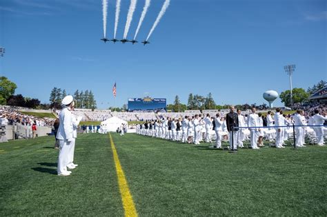 Navy Graduation Parade 的图像结果