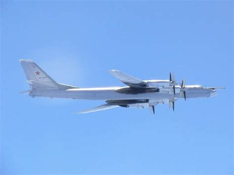 图文：俄罗斯图-95战略轰炸机遭拦截_新浪军事_新浪网