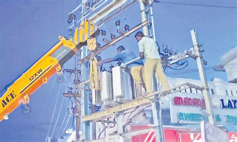 நாகூர் தர்கா முன்பு போக்குவரத்துக்கு இடையூராக இருந்த மின் மாற்றி ...