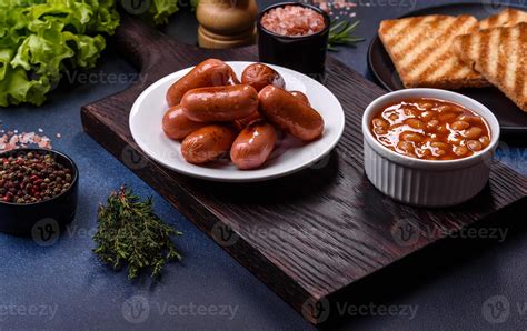 desayuno inglés tradicional con huevos, tostadas, salchichas, frijoles ...