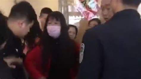 男子扮女装混进女浴室偷拍被抓_@所有人_澎湃新闻-The Paper