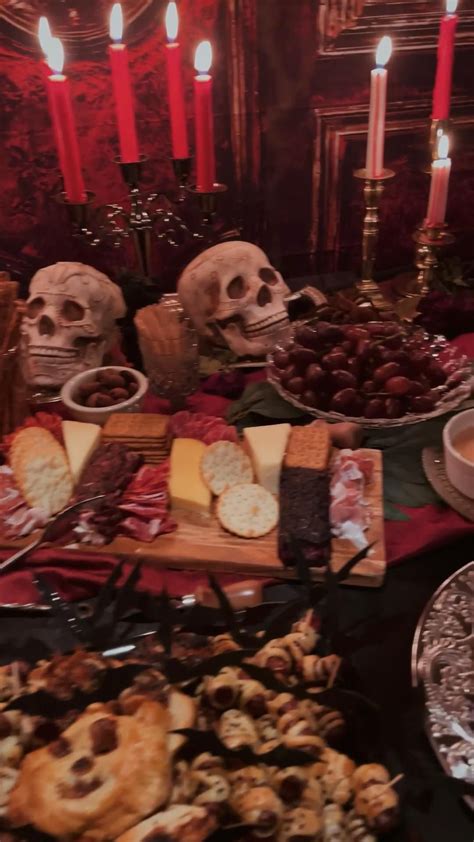𝐏𝐚𝐫𝐭𝐲 🧙🏻‍♀️ in 2024 | Vampire halloween party, Halloween party dinner ...
