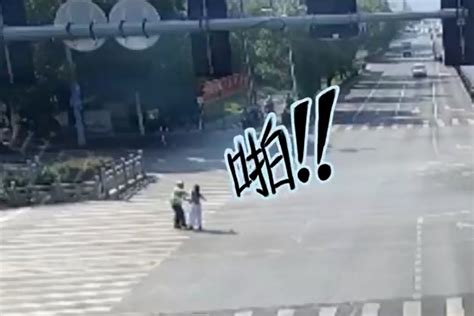 滁州一女子不戴头盔逆行 被阻后反手给交警一巴掌_凤凰网视频_凤凰网