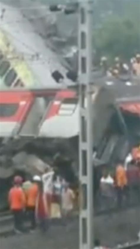 印度列车脱轨相撞事故发生地已恢复火车通行_北京日报APP新闻