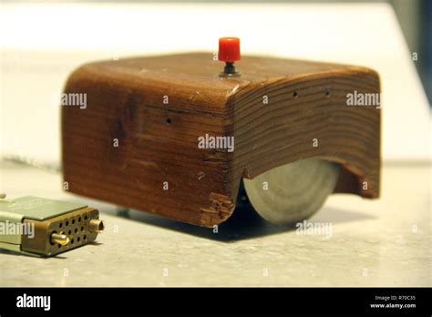 First Computer Mouse 的图像结果