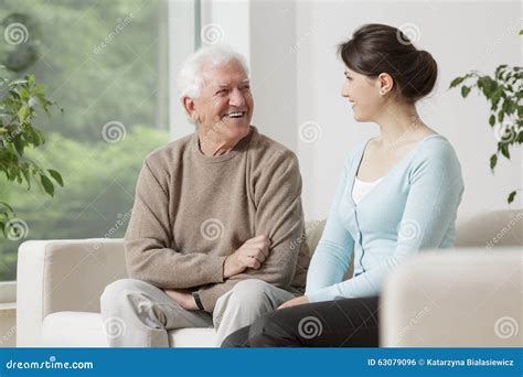 老男人和少妇 库存照片. 图片 包括有 人们, 电话会议, 关心, 年龄, 长辈, 祖父项, 幸福, 领退休金者 - 63079096