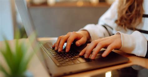 Sign Over a Check 的图像结果