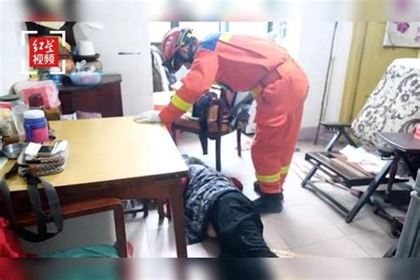 四川绵阳一名94岁独居老人倒卧家中 消防紧急破门救援