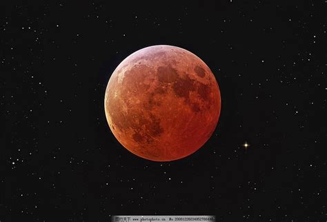 为何月全食会出现“红月亮”？红光折射和散射
