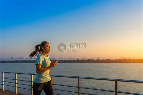早上在街上跑步的女人可以看到河景高清图片下载-正版图片504518588-摄图网