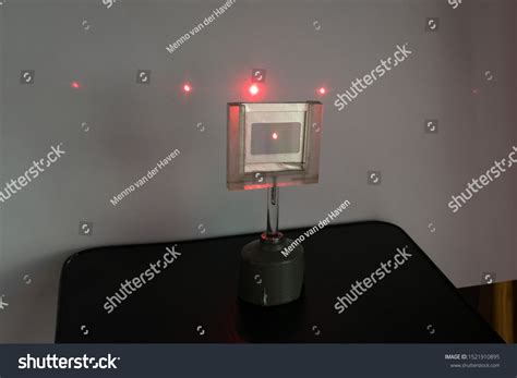 Diffraction of Light Using Diffraction Grating 的图像结果
