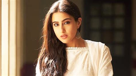 Sara Ali Khan makes a case for short kurtas with a white cotton set ...