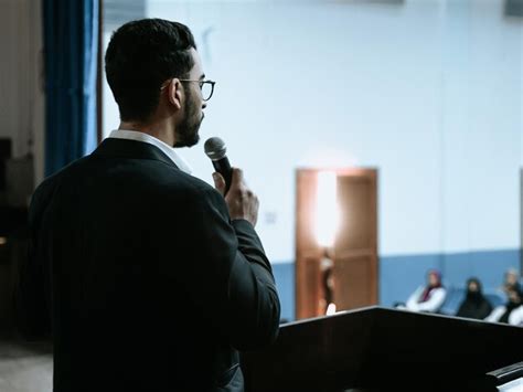 Man Using Phone Side View 的图像结果