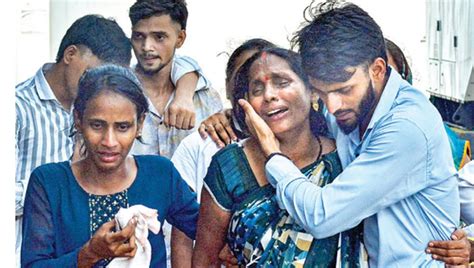 படியில் தொங்கி சென்றதால் விபரீதம்: ஓடும் ரயிலில் இருந்து விழுந்து ...