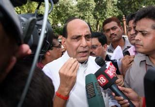 केंद्र आतंकवाद को सांप्रदायिक रंग दे रही है: राजनाथ - center is giving ...