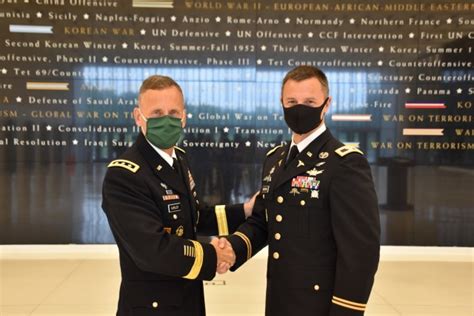 Army doctor receives Astronaut device | Article | The United States Army