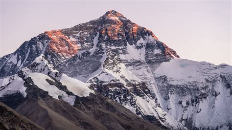British mountain guide scales Everest for the 19th…