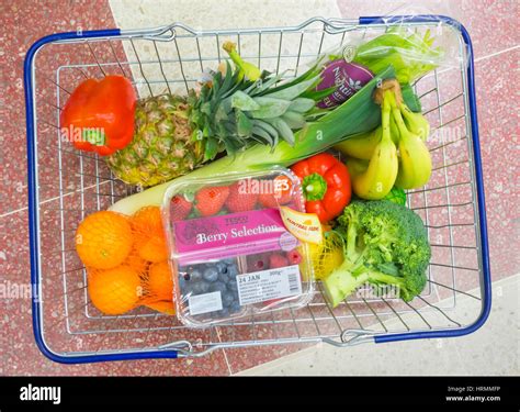 Supermarket basket hi-res stock photography and images - Alamy