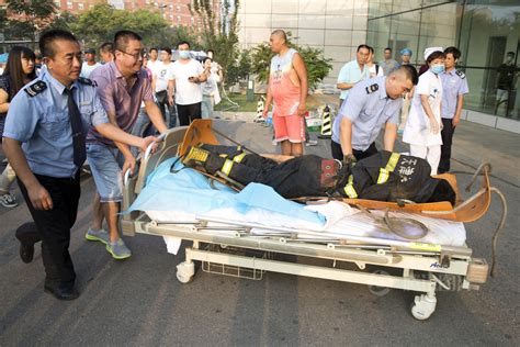 天津爆炸现场抬出的消防员们 市民含泪致敬遗体 - 社会新闻 - 温哥华天空 - Vansky