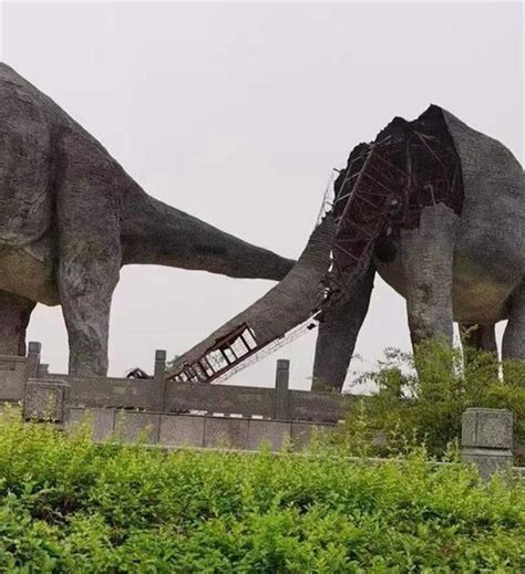 “恐龙之乡”地标 18米高的巨型恐龙雕塑头断了 露出钢筋-新闻频道-和讯网