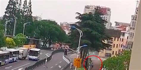 上海一公交车坠河！伤亡暂不明，目击者：从人行道开始一直往河里冲