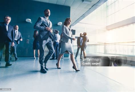 Business People Walking On All Fours 的图像结果