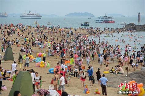 连日高温厦门海滩受追捧 游客爆满如同“下饺子”-时政- 东南网