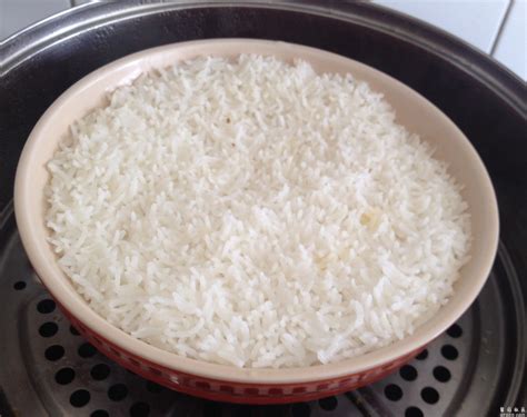 电饭锅蒸米饭要用多少米合适呢？四个人吃-电饭锅蒸米饭两个人吃需要放多少米,多少水