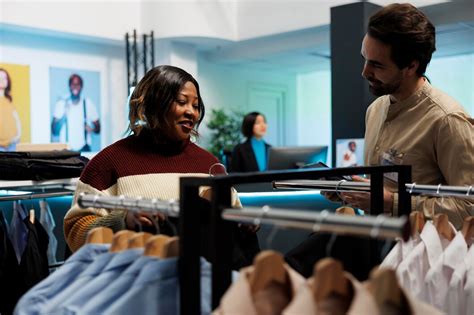 Clothing store worker helping customer | Premium Photo