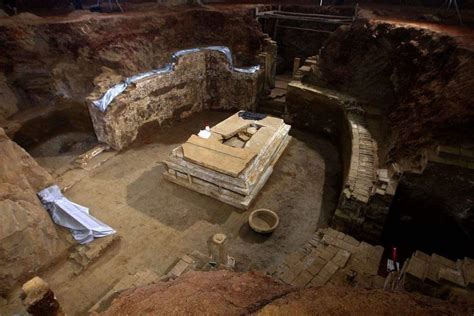 西安1古墓被河水冲开，考古队连夜抢救，密室中发现唐太宗的堂侄