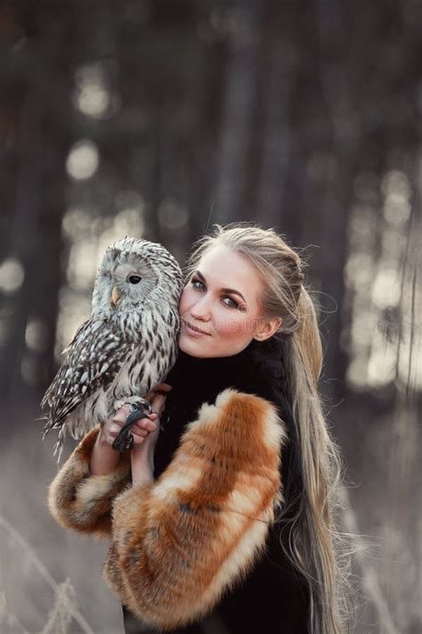 有一头猫头鹰的白肤金发的妇女在她的手上在autu的森林走 库存图片 - 图片 包括有 方式, 幻想: 114475677