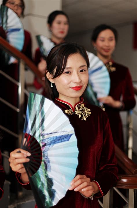 “旗袍秀”展示“文传”女教师风采-文化与传媒学院