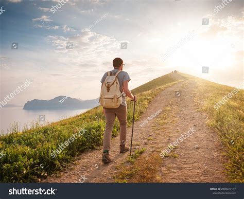 Travel Alone Man 的图像结果