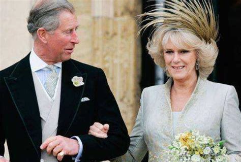 查尔斯王子好深情！苦等35年迎娶卡米拉，结婚照对视笑成孩子_腾讯新闻