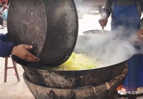 山东农村小胖孩做大锅菜，5元一碗、吃饱为止，里面放了十几样菜 - YouTube
