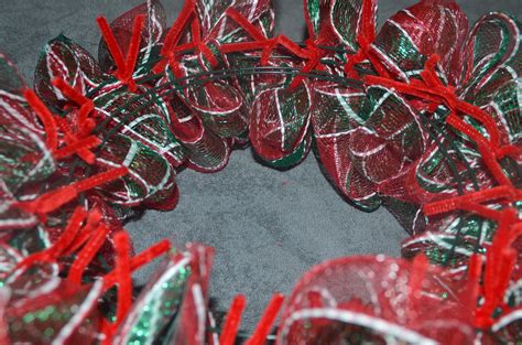 Christmas Wreath Tutorials Using Deco Mesh 的图像结果
