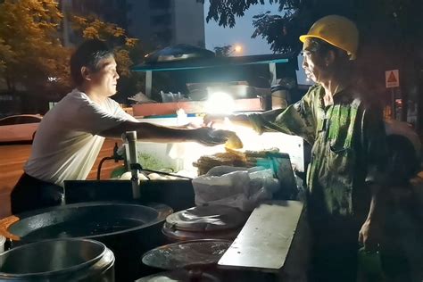 杭州一摊主每天1点起床卖早餐，坚持八年他说一切都是为了生活_凤凰网视频_凤凰网