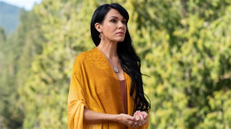 Watch Yellowjackets Season 2 Episode 1: Friends, Romans, Countrymen - Paramount+