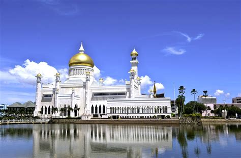 Sultan Omar Ali Saifuddin Mosque – Majestic Brunei Landmark in Bandar ...