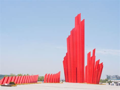 红色雕塑——用生动形象凝铸向上力量-数据科学与应用学院