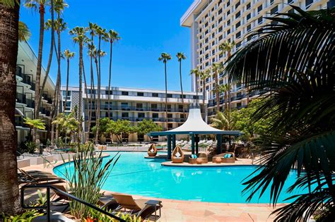 Hotel near LAX Airport with a Shuttle | Los Angeles Airport Marriott