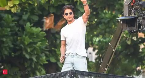 pathaan: Shah Rukh Khan showers flying kisses on fans post box office ...