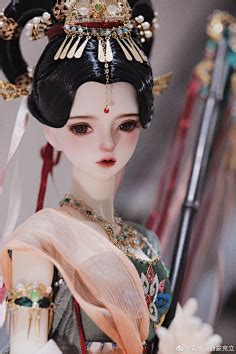 雨祭-[衣饌] - #bjd 展示櫃超擠的🤣🤣🤣真的該帶男人去外拍然後收箱！ - Plurk