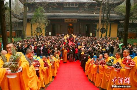 "腊八节"灵隐寺取消寺内派粥 办祈福法会千人传供_央广网