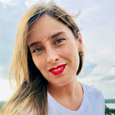 Maria Elena Boschi biondissima e con la frangia. Il nuovo look non ...