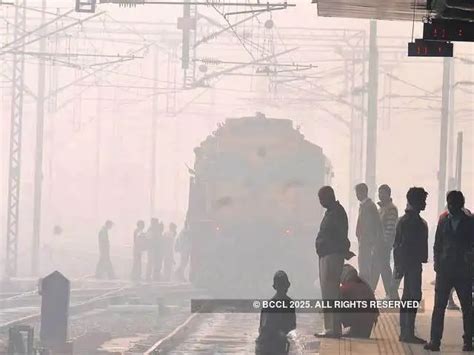 Fog covers India Gate in New Delhi - Dense fog engulfs north India ...
