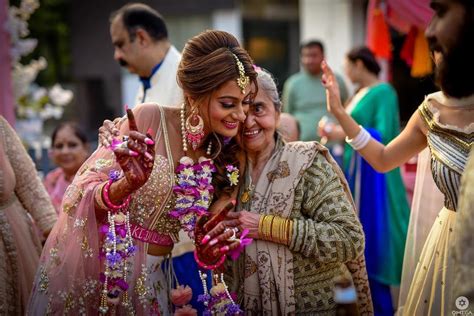 Here’s How You Can Pair Lovely and Unique Flower Jewellery for Mehndi ...