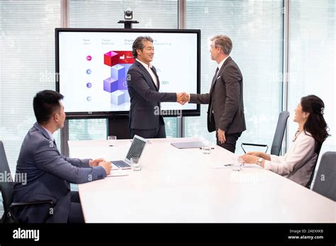 Business People Shaking Hands 的图像结果